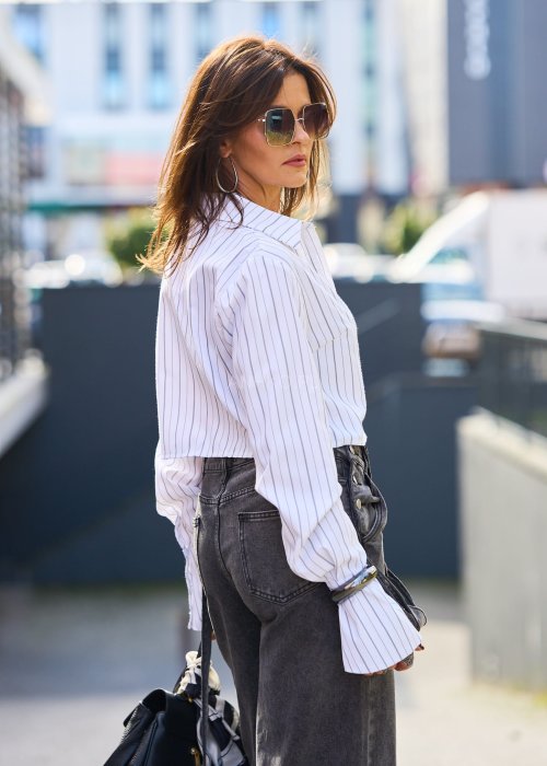 Biała koszula damska w czarne paski, krótki krój crop top, długie rękawy i kołnierzyk w stylu klasycznym