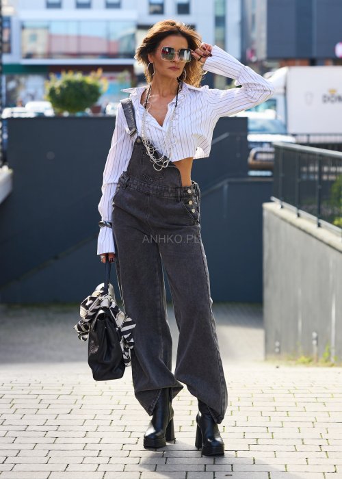 Biała koszula damska w czarne paski, krótki krój crop top, długie rękawy i kołnierzyk w stylu klasycznym