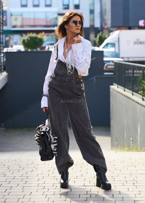 Biała koszula damska w czarne paski, krótki krój crop top, długie rękawy i kołnierzyk w stylu klasycznym