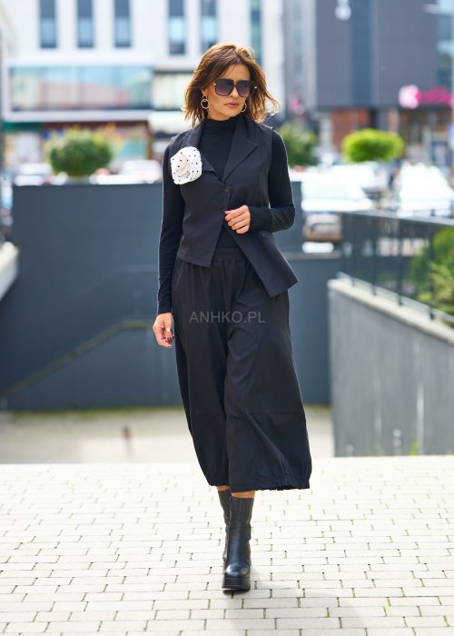 Czarne spodnie damskie szerokie z gumką w pasie i luźnym krojem, styl oversize