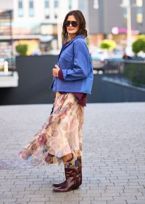 Krótka kurtka damska jeansowa w kolorze niebieskim, oversize, z długim rękawem i kołnierzem koszulowym