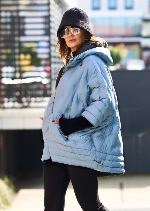 Blekitna-pikowana-kurtka-damska-z-kapturem,-krotkim-rekawem-i-zlotymi-zamkami,-oversize-fason-2.jpg