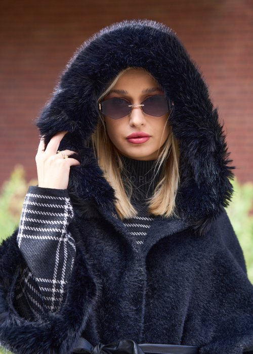Ciepły czarny płaszcz z futrzanym kołnierzem i mankietami przewiązywany satynowym paskiem elegancka moda damska