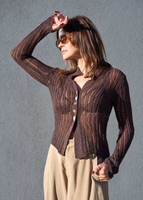 Lekki brązowy sweter o ażurowym splocie z kołnierzykiem i ozdobnymi guzikami, w stylu boho