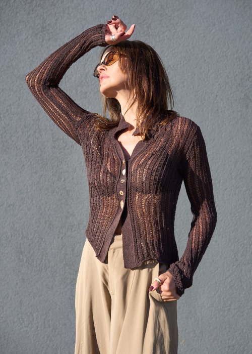Lekki brązowy sweter o ażurowym splocie z kołnierzykiem i ozdobnymi guzikami, w stylu boho