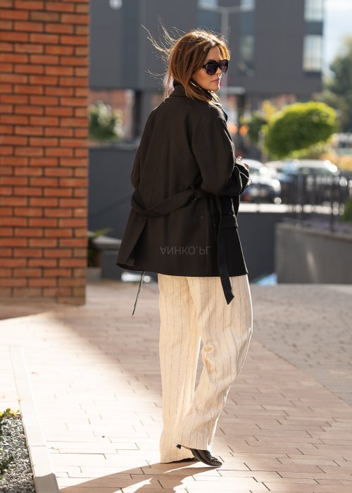 Stylizacja z czarnym płaszczem oversize