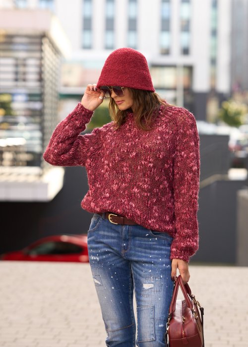 Bordowy sweter damski o luźnym splocie z długim rękawem, wykonany z miękkiej przędzy, w stylu casual, idealny do jeansów