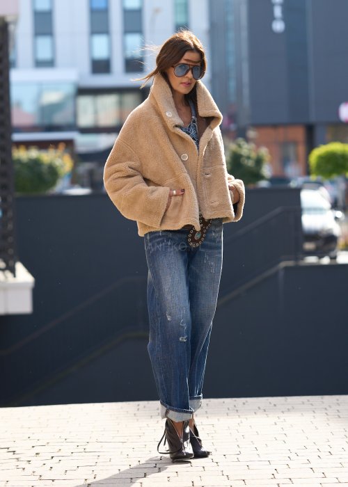 Jeansy o prostym kroju z przetarciami i podwiniętymi nogawkami w stylu casual