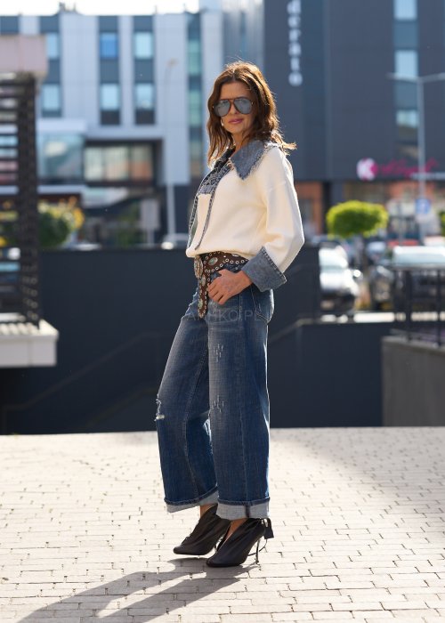 Jeansy o prostym kroju z przetarciami i podwiniętymi nogawkami w stylu casual
