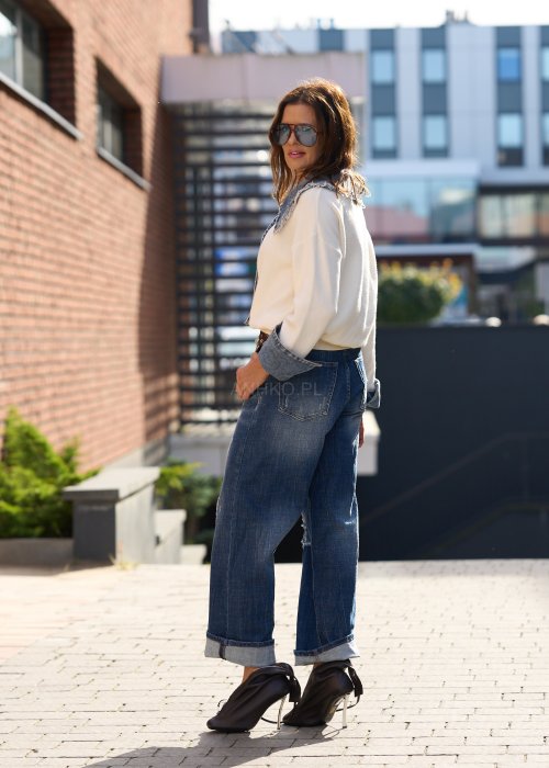 Jeansy o prostym kroju z przetarciami i podwiniętymi nogawkami w stylu casual