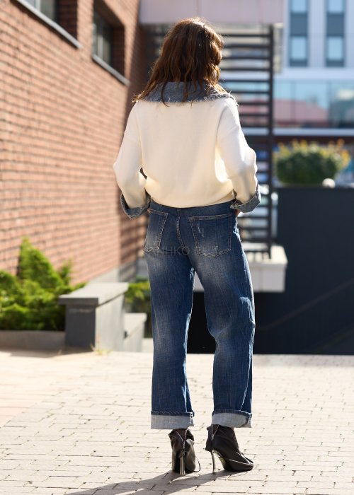 Jeansy o prostym kroju z przetarciami i podwiniętymi nogawkami w stylu casual
