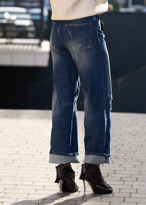 Jeansy o prostym kroju z przetarciami i podwiniętymi nogawkami w stylu casual