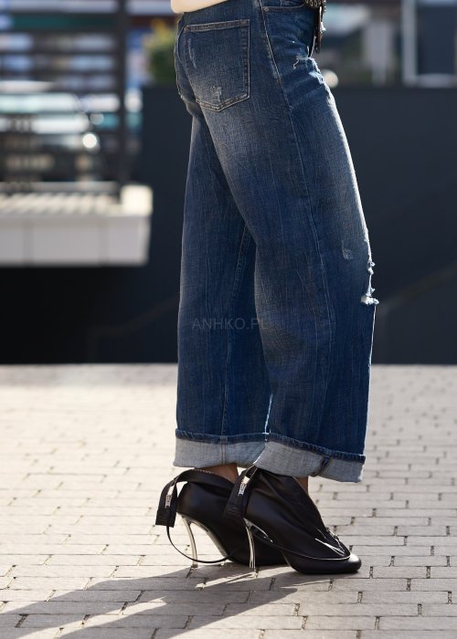 Jeansy o prostym kroju z przetarciami i podwiniętymi nogawkami w stylu casual