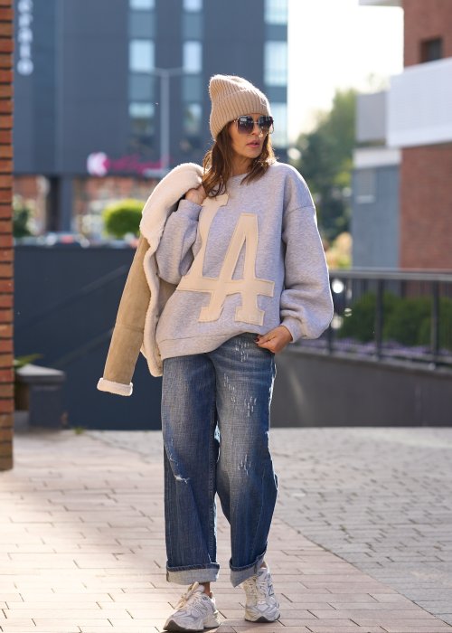 Jeansy o prostym kroju z przetarciami i podwiniętymi nogawkami w stylu casual