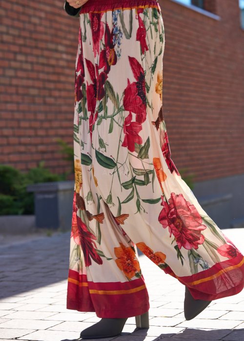 Spodnie damskie szerokie kremowo-bordowe z dużym kwiatowym nadrukiem, plisowane, długość maxi, styl boho elegancki