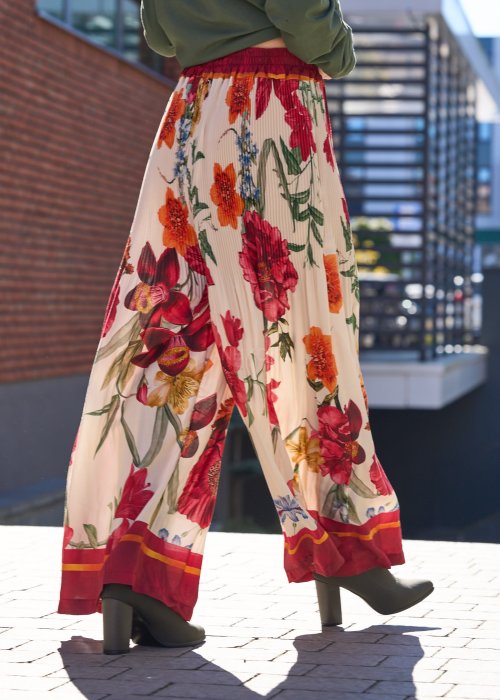 Spodnie damskie szerokie kremowo-bordowe z dużym kwiatowym nadrukiem, plisowane, długość maxi, styl boho elegancki