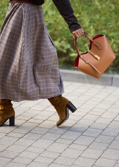torebką shopper z czerwonym wnętrzem