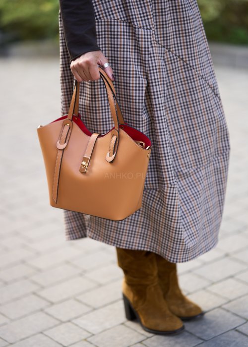 torebką shopper z czerwonym wnętrzem