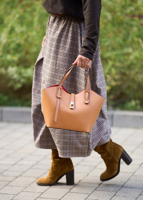 torebką shopper z czerwonym wnętrzem