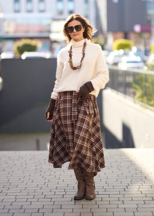 Sweter w kolorze ecru z golfem, luźny krój oversize, miękka faktura, casualowa stylizacja jesienna
