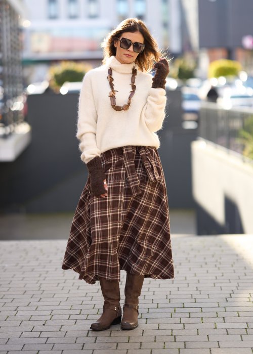 Sweter w kolorze ecru z golfem, luźny krój oversize, miękka faktura, casualowa stylizacja jesienna