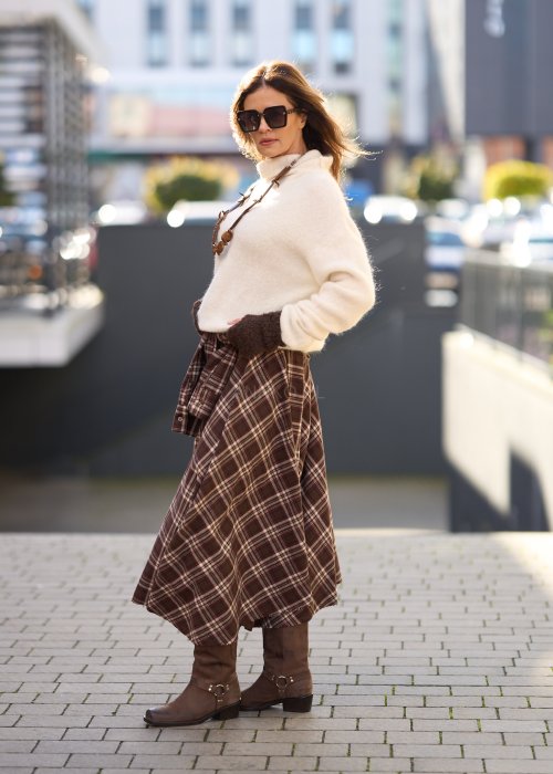 Sweter w kolorze ecru z golfem, luźny krój oversize, miękka faktura, casualowa stylizacja jesienna