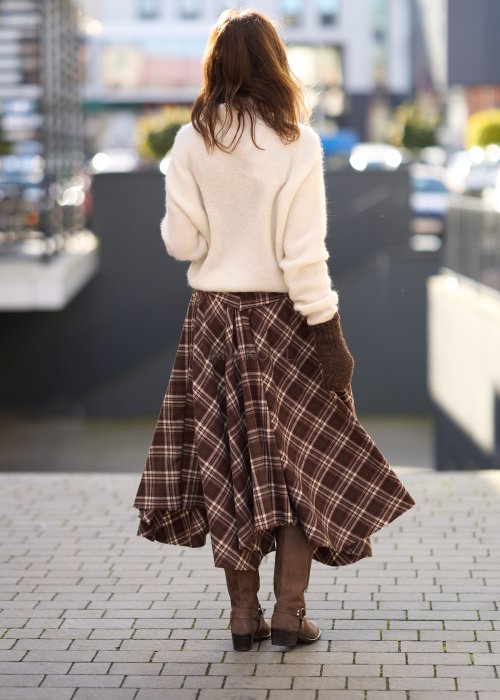 Sweter w kolorze ecru z golfem, luźny krój oversize, miękka faktura, casualowa stylizacja jesienna