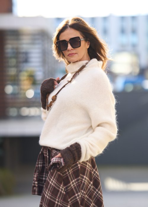 Sweter w kolorze ecru z golfem, luźny krój oversize, miękka faktura, casualowa stylizacja jesienna