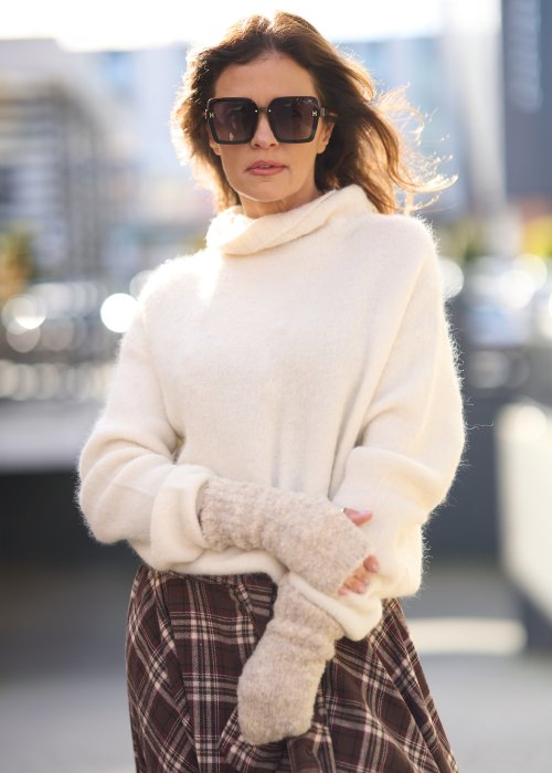 Sweter w kolorze ecru z golfem, luźny krój oversize, miękka faktura, casualowa stylizacja jesienna