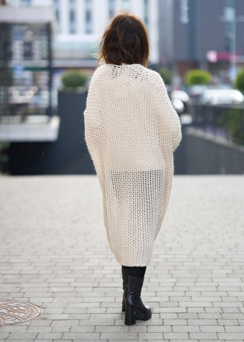 Długi kardigan damski oversize w kolorze ecru, gruby splot, modny i ciepły dodatek