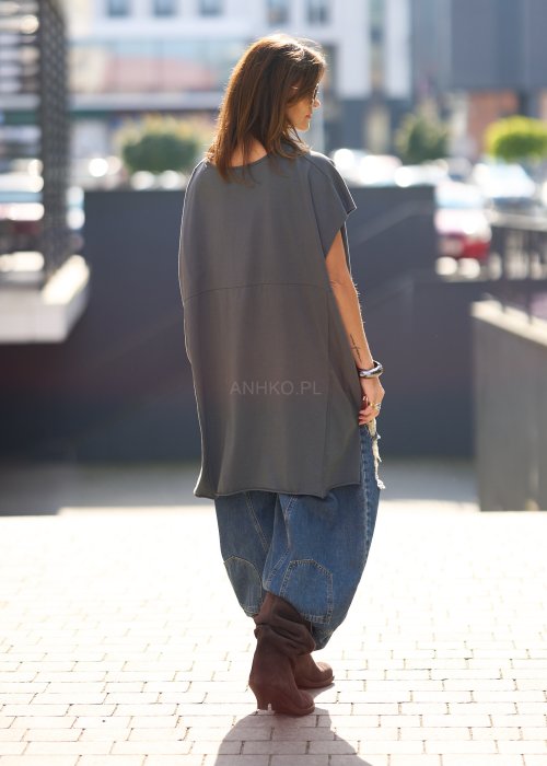 Grafitowa bluzka oversize z krótkim rękawem i wydłużonym tyłem wykonana z miękkiej bawełny. Minimalistyczny model w miejskiej stylizacji z jeansami.