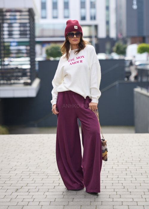 Biała bluza z napisem 'ÉTÉ, MON AMOUR' w kolorze różowym, o luźnym kroju