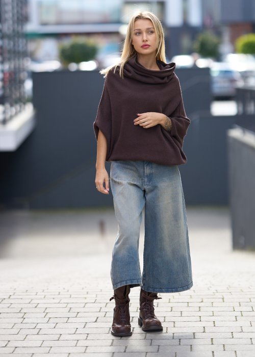 Brązowy sweter damski oversize z szerokim golfem, wykonany z miękkiej dzianiny w stylu minimalistycznym