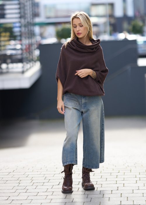 Brązowy sweter damski oversize z szerokim golfem, wykonany z miękkiej dzianiny w stylu minimalistycznym