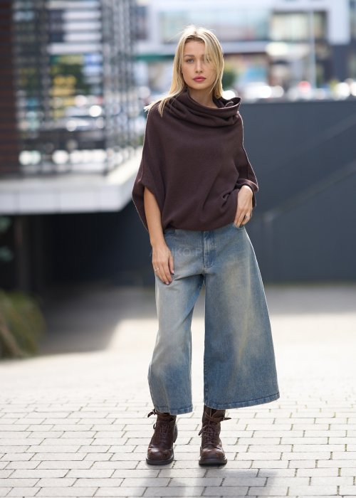 Brązowy sweter damski oversize z szerokim golfem, wykonany z miękkiej dzianiny w stylu minimalistycznym