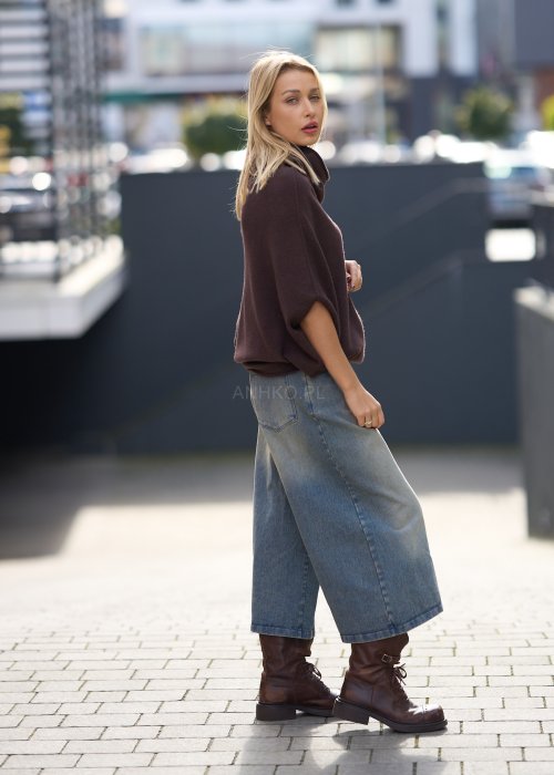 Brązowy sweter damski oversize z szerokim golfem, wykonany z miękkiej dzianiny w stylu minimalistycznym