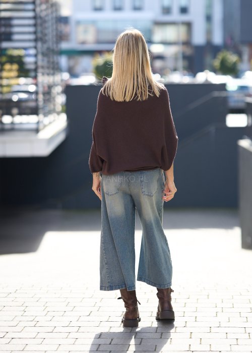 Brązowy sweter damski oversize z szerokim golfem, wykonany z miękkiej dzianiny w stylu minimalistycznym