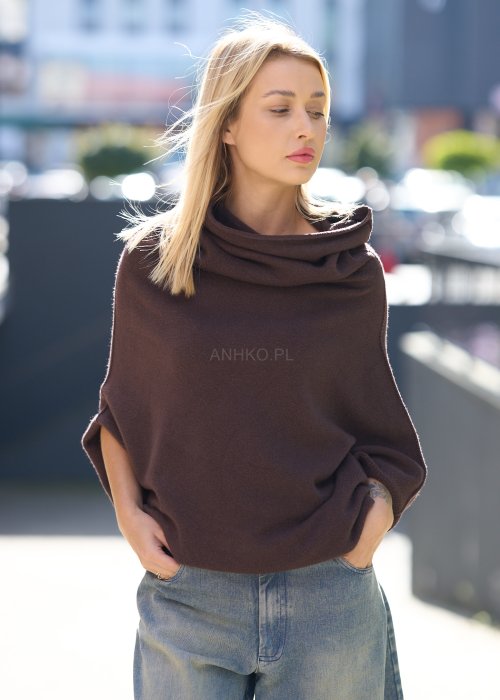 Brązowy sweter damski oversize z szerokim golfem, wykonany z miękkiej dzianiny w stylu minimalistycznym