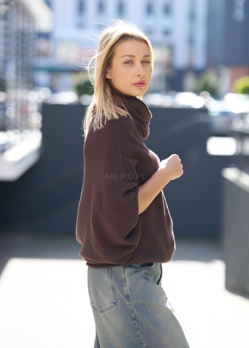 Brązowy sweter damski oversize z szerokim golfem, wykonany z miękkiej dzianiny w stylu minimalistycznym