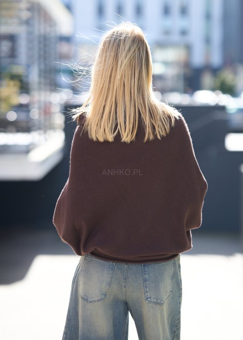 Brązowy sweter damski oversize z szerokim golfem, wykonany z miękkiej dzianiny w stylu minimalistycznym