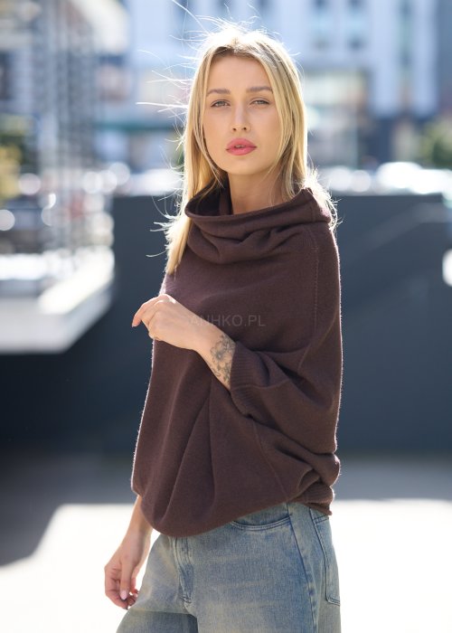 Brązowy sweter damski oversize z szerokim golfem, wykonany z miękkiej dzianiny w stylu minimalistycznym