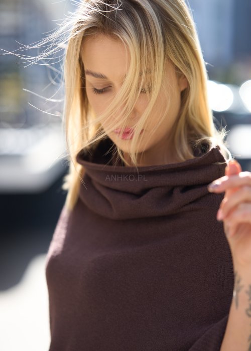 Brązowy sweter damski oversize z szerokim golfem, wykonany z miękkiej dzianiny w stylu minimalistycznym