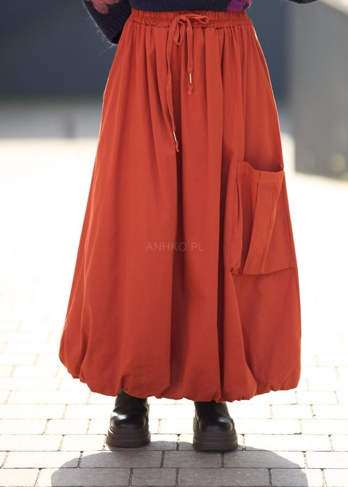 spódnica maxi o oryginalnym, lekko bombkowym kroju.