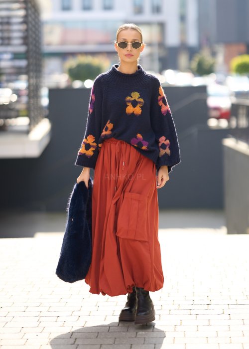 gruby, granatowy sweter o luźnym, oversize’owym kroju, z dużymi kolorowymi kwiatami
