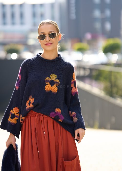 gruby, granatowy sweter o luźnym, oversize’owym kroju, z dużymi kolorowymi kwiatami
