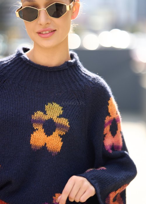 gruby, granatowy sweter o luźnym, oversize’owym kroju, z dużymi kolorowymi kwiatami