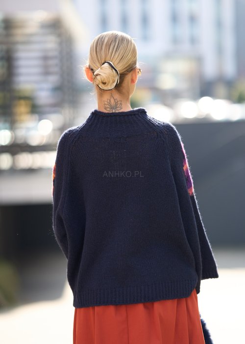 gruby, granatowy sweter o luźnym, oversize’owym kroju, z dużymi kolorowymi kwiatami