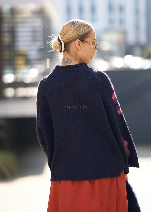 gruby, granatowy sweter o luźnym, oversize’owym kroju, z dużymi kolorowymi kwiatami