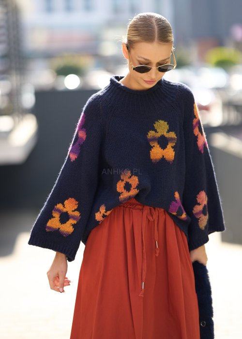 gruby, granatowy sweter o luźnym, oversize’owym kroju, z dużymi kolorowymi kwiatami