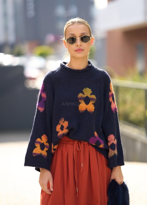gruby, granatowy sweter o luźnym, oversize’owym kroju, z dużymi kolorowymi kwiatami